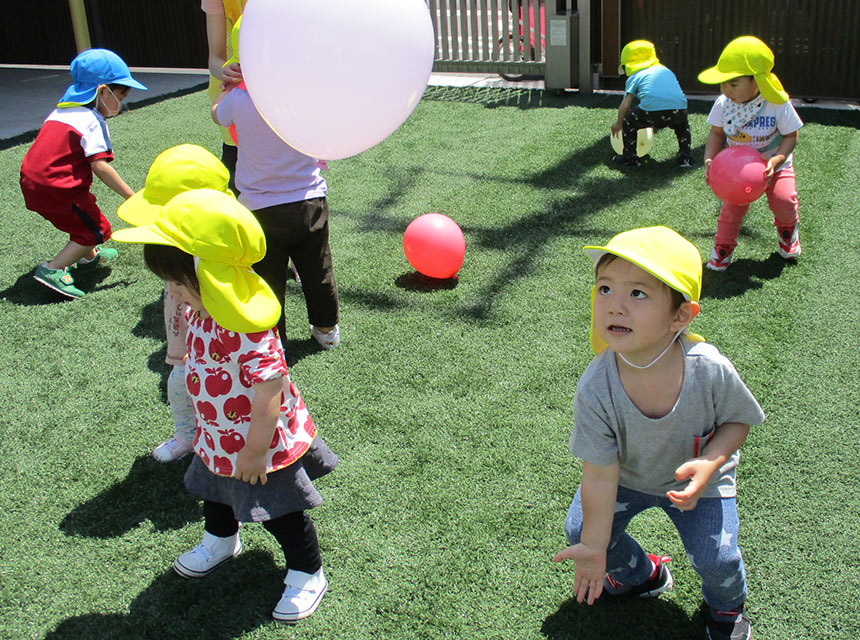 スクルドエンジェル保育園 園児が風船で遊ぶようす